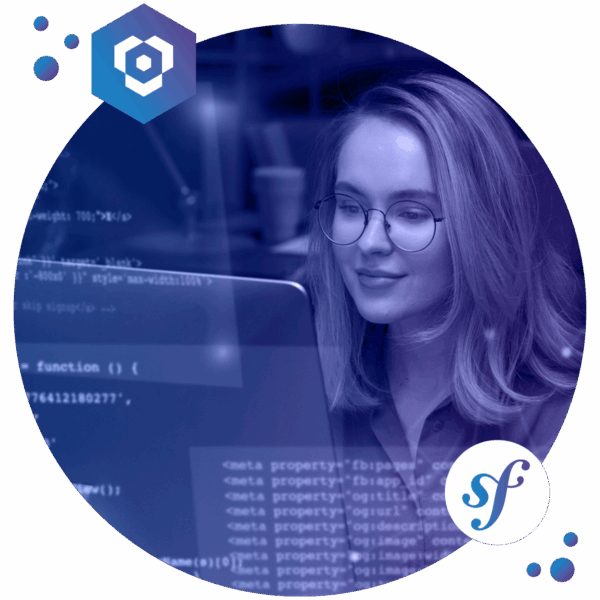 Symfony-Entwicklung bei Qwasaa: Entwickler:in am Laptop