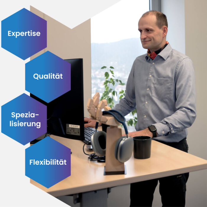 Vorteile in der Zusammenarbeit mit Qwasaa: Expertise Qualität Spezialisierung Flexibilität Softwareentwickler von Qwasaa demonstriert ein technisches System – Expertise in Softwaremodernisierung Qualität und Spezialisierung für langlebige Gerätesoftware