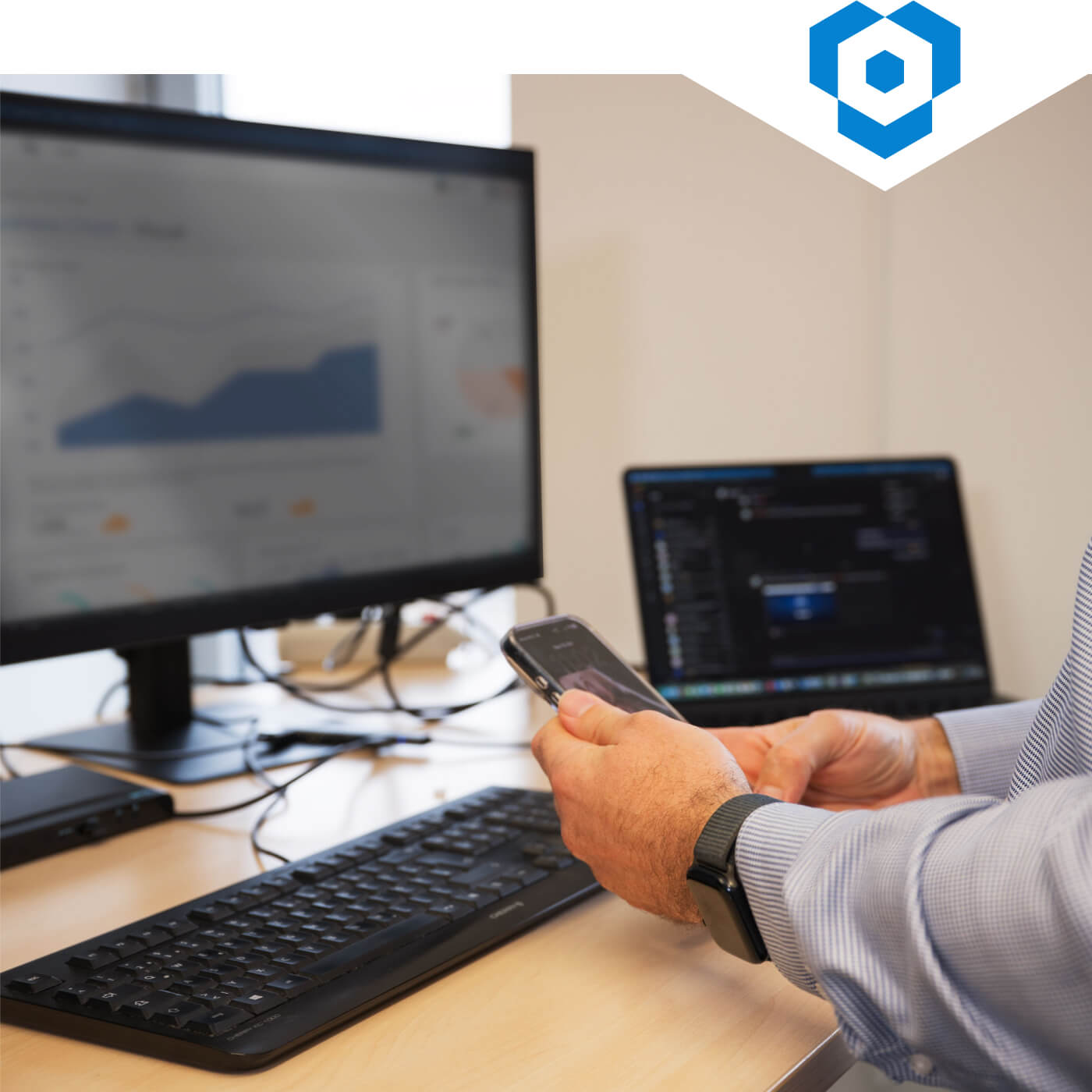 Sebastian Kratz and Frank Rub from Qwasaa are jointly analysing an existing codebase to assess risks, dependencies and potential for modernisation Digitalisierung gewachsener Abläufe durch Integration von Daten und bestehenden Systemen | Qwasaa