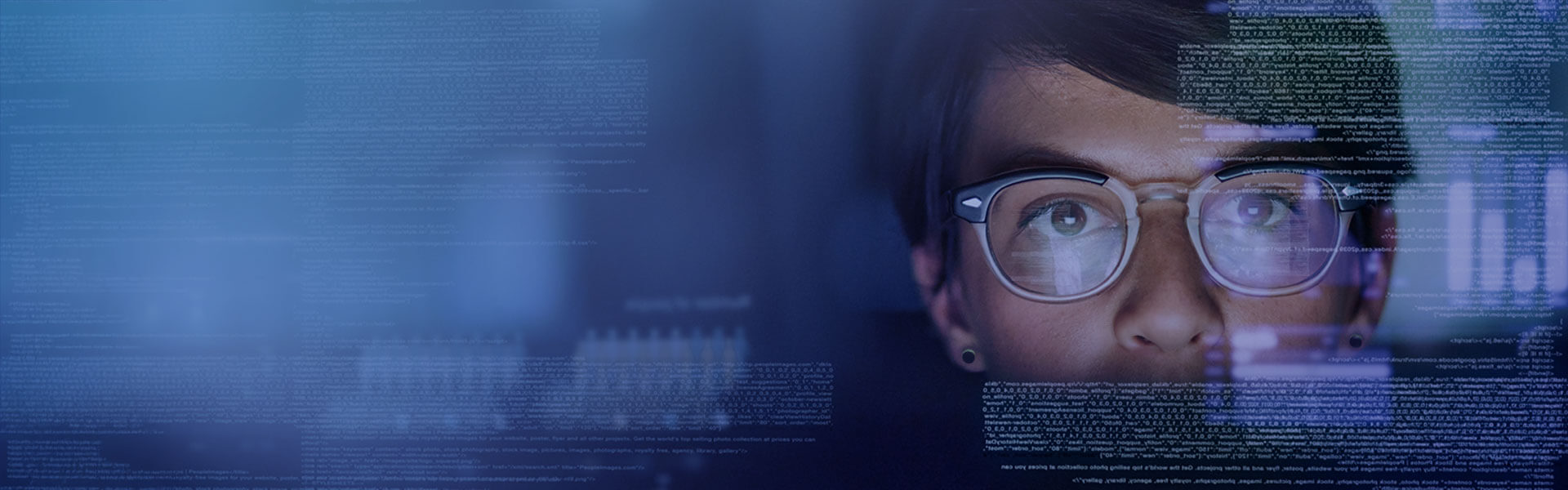 Softwaremodernisierung für
Gerätesoftware Maschinen und
industrielle Systeme Softwaredeveloper analysiert Code und komplexe Systeme – Softwaremodernisierung von Qwasaa für Gerätesoftware in industriellen Anwendungen