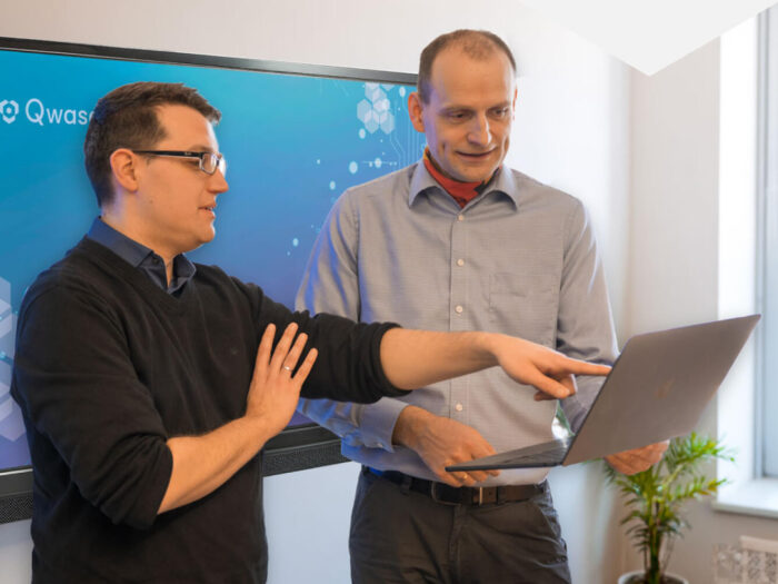 Sebastian Kratz und Frank Rub von Qwasaa analysieren bestehende Codebasen für Softwaremodernisierung Sebastian Kratz und Frank Rub analysieren gemeinsam eine bestehende Codebasis zur Bewertung von Risiken Abhängigkeiten und Modernisierungspotenzial