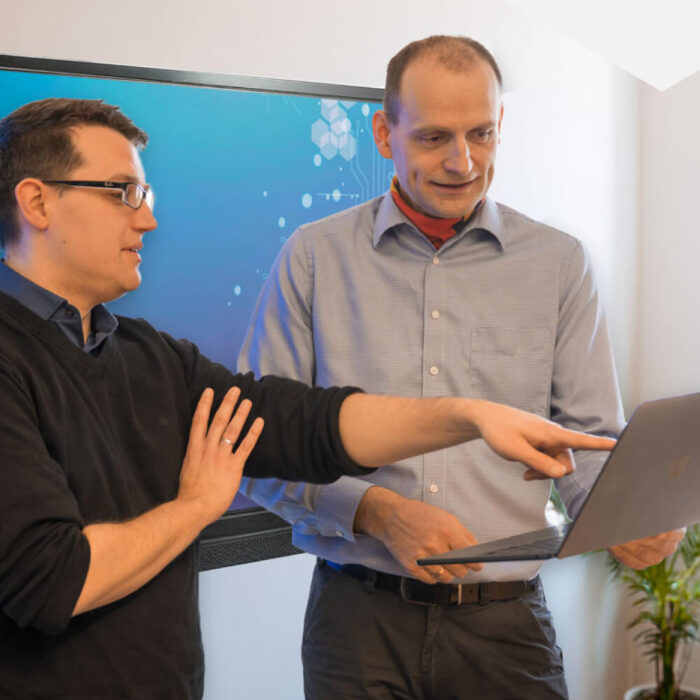 Sebastian Kratz und Frank Rub von Qwasaa analysieren gemeinsam eine bestehende Codebasis zur Bewertung von Risiken Abhängigkeiten und Modernisierungspotenzial Sebastian Kratz und Frank Rub analysieren gemeinsam eine bestehende Codebasis zur Bewertung von Risiken Abhängigkeiten und Modernisierungspotenzial