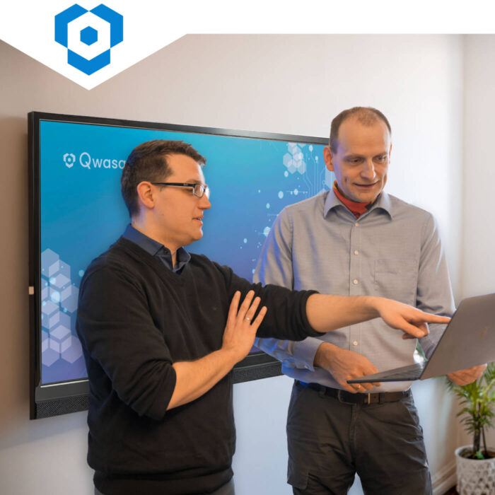 Sebastian Kratz und Frank Rub von Qwasaa analysieren gemeinsam eine bestehende Codebasis zur Bewertung von Risiken  Abhängigkeiten und Modernisierungspotenzial