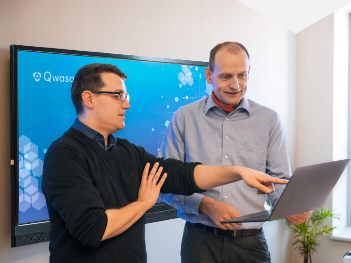 Sebastian Kratz und Frank Rub analysieren gemeinsam eine bestehende Codebasis zur Bewertung von Risiken  Abhängigkeiten und Modernisierungspotenzial