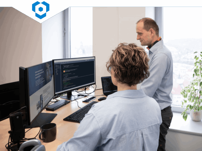 Analyse digitaler Informationsflüsse und Automatisierung | Qwasaa Mitarbeitende analysieren Software und digitale Informationsflüsse an mehreren Bildschirmen | Qwasaa
