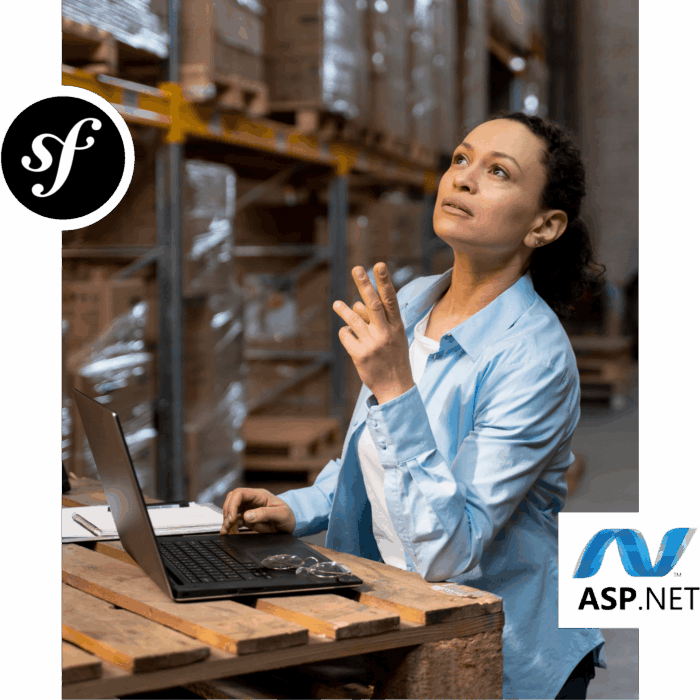 Datenflüsse und Automatisierung in digitalen Prozessen | Qwasaa entspannte Mitarbeiterin im Lager mit Laptop dank Symfony und ASP.NET kann sie digitale Prozesse einfach managen | Qwasaa