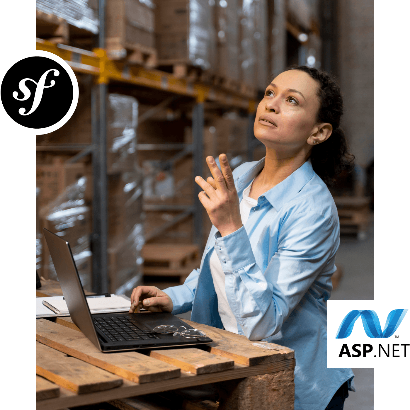 entspannte Mitarbeiterin im Lager mit Laptop, dank Symfony und ASP.NET kann sie digitale Prozesse einfach managen | Qwasaa